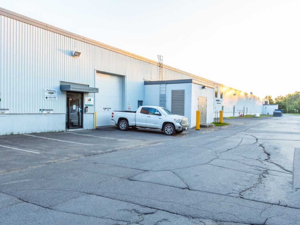 Local de 1 274 p.c. disponible!