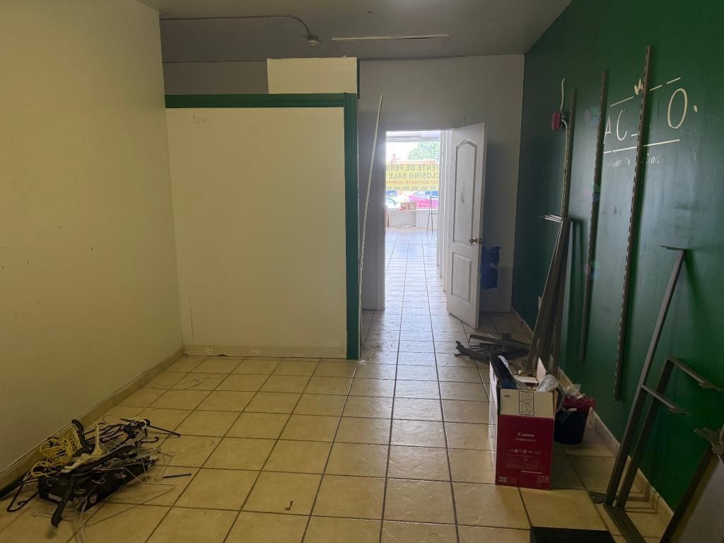 Local de 775pc au rdc dans un centre d'achat � LaSalle